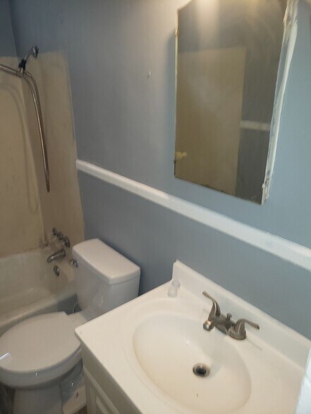 Building Photo - 2204 Sweet Briar Dr