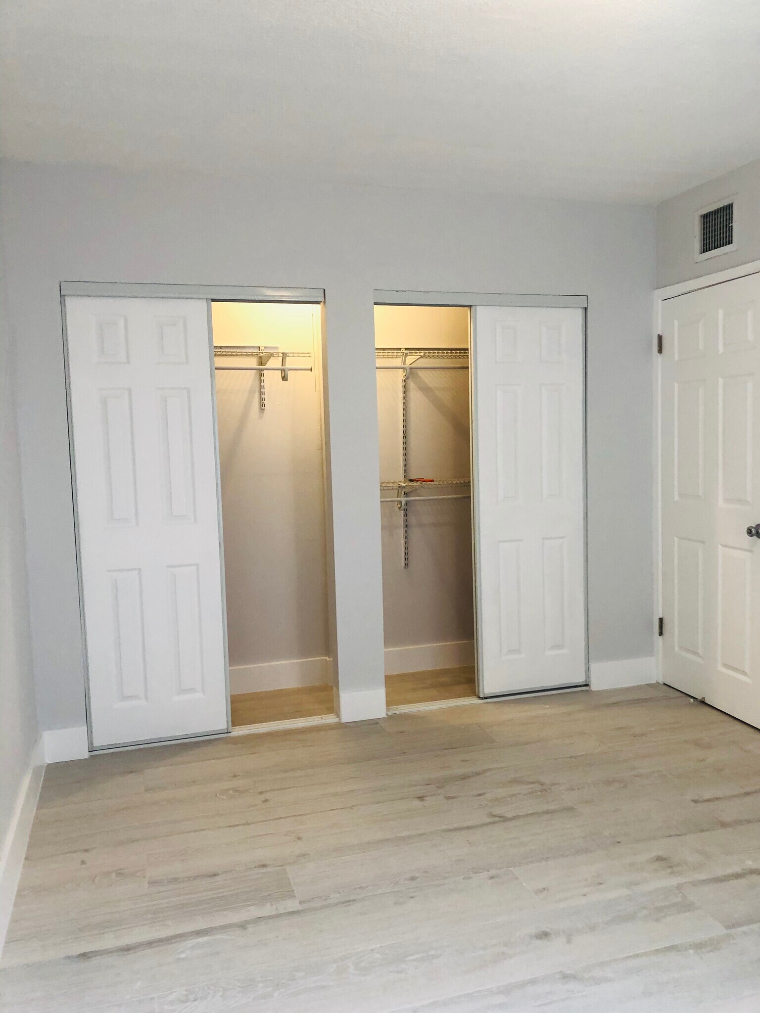 Building Photo - 221 SW 9th Ave