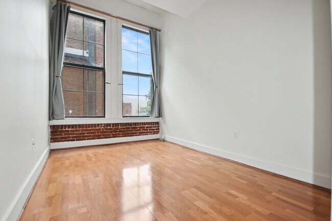 Building Photo - 315 New St
