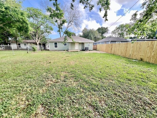 Building Photo - 1010 15th Ave N