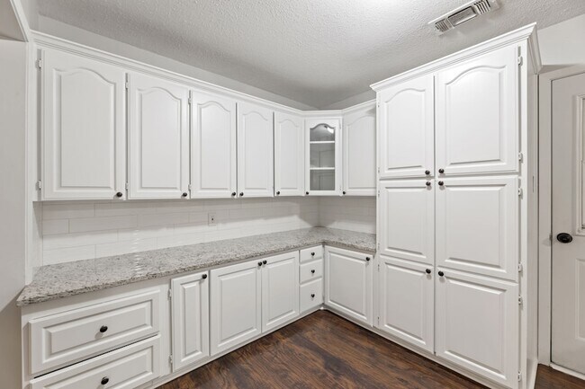 Building Photo - 8009 Northbrook Dr