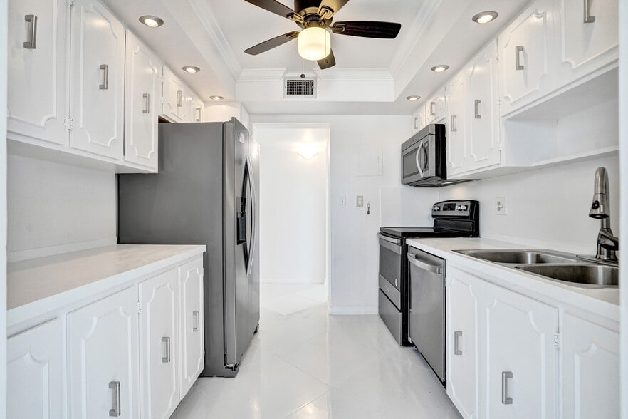Building Photo - 3113 S Ocean Dr