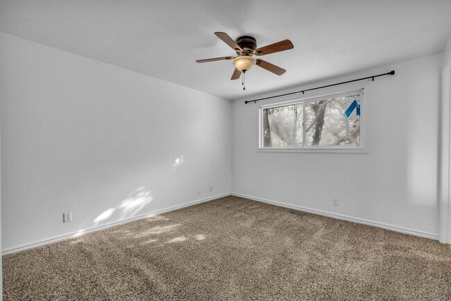 Building Photo - 5 Bedroom 3 Bathroom Home in Sandy!