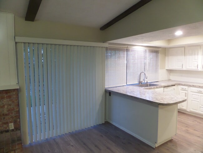 Building Photo - 14611 Leacrest Dr