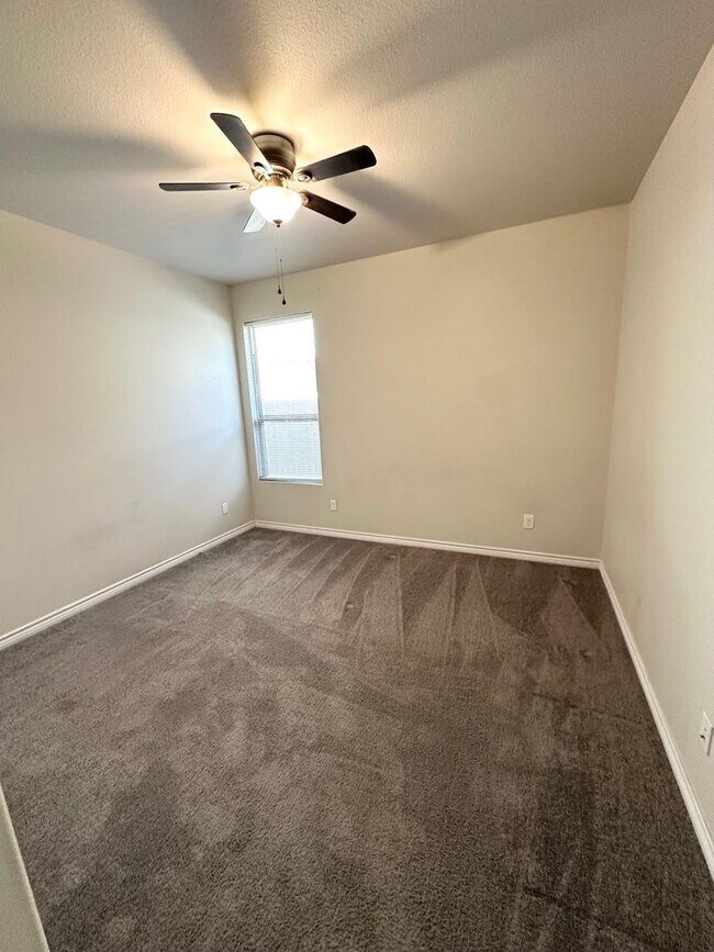 Building Photo - 3 Bed 2 Bath Ready to Rent ASAP! Granite/ Large Master Bedroom!
