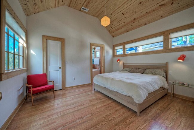 Building Photo - 1704 Alameda Dr