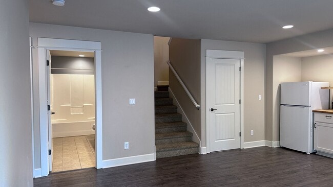 Building Photo - Sign your lease by December 31st and enjoy a $1,000 rent discount applied at move-in!