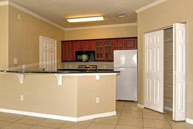 Building Photo - Spacious 2 bed 2 bath condo, split floorpl...