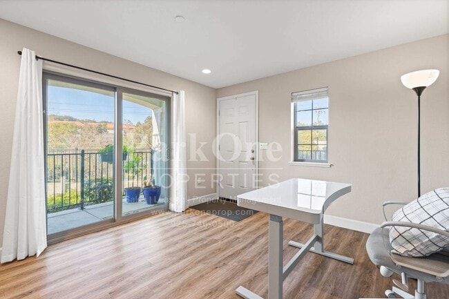 Building Photo - Modern 4-Bedroom Home with Garage in Martinez