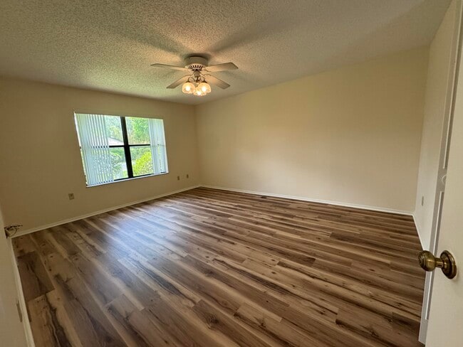 Building Photo - 446 Knollwood Ct