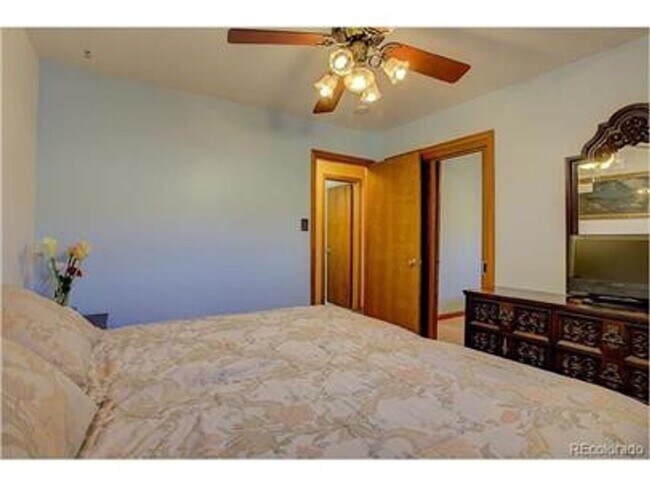 Building Photo - Updated clean and colorful 3 bed 2 bath ranch with a 2-Car garage!