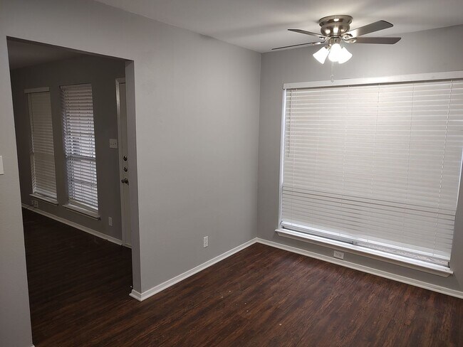 Building Photo - 1302 Hollow Creek Dr