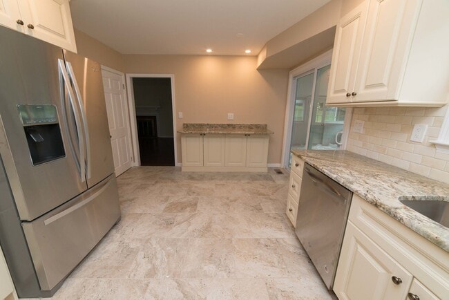 Building Photo - Rose Tree Media SD! Large yard, finished basement, attached garage, electric fireplace and comple...