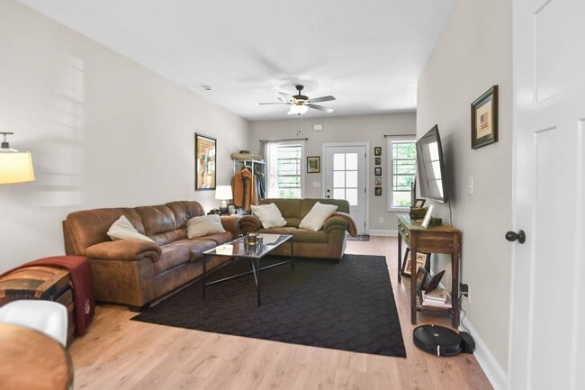 Building Photo - Pet Friendly Two Bedroom!