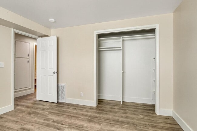 Building Photo - 817 W Heather Ln
