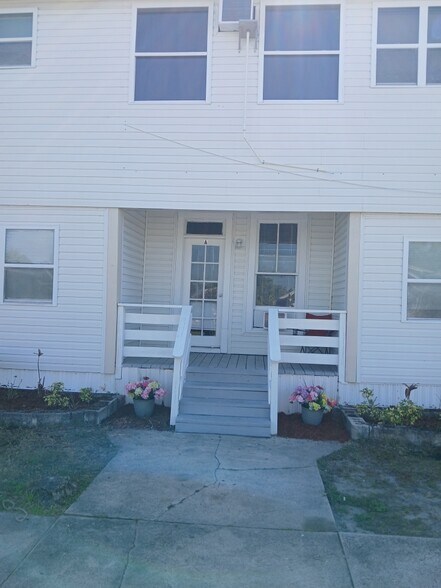 Building Photo - 114 N Dade Ave
