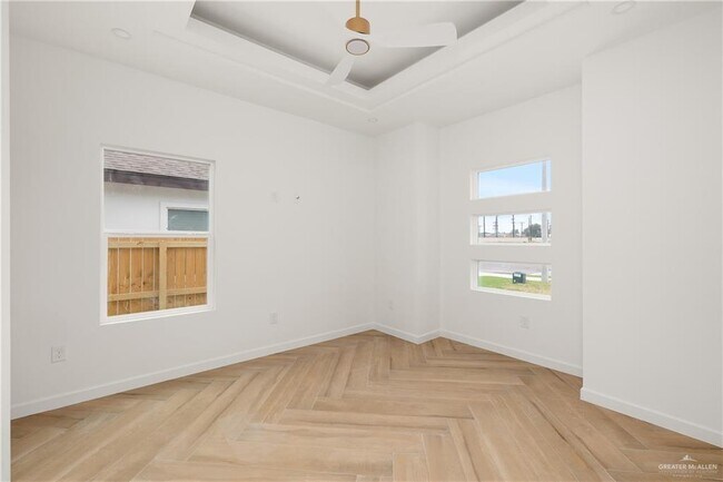 Building Photo - 17 N Revolution St