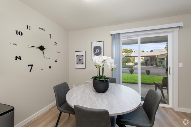 Model dining room - Regency Apartments