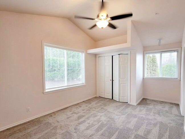 Building Photo - Spacious, bright, 4 bed in Bremerton