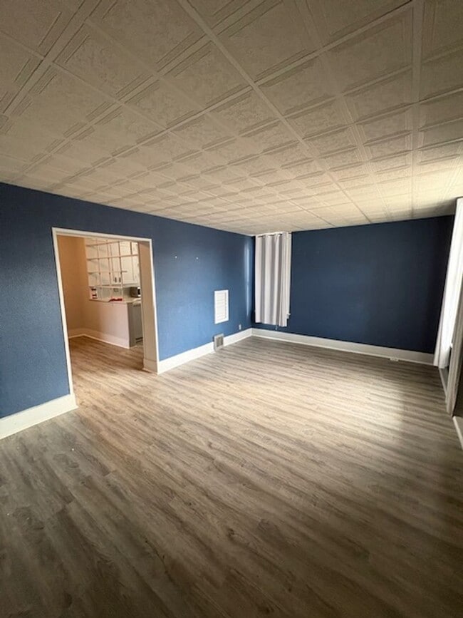 Building Photo - 901 NE Glen Oak Ave