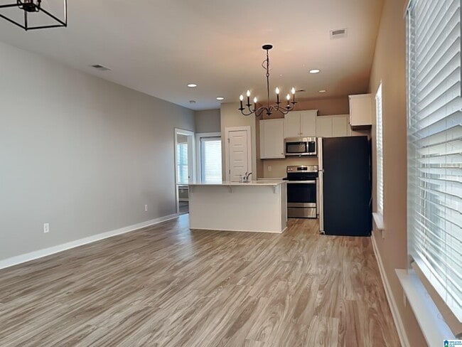 Building Photo - 152 Park Dr N