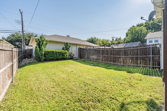 Building Photo - Charming 3-Bedroom, 2-Bathroom Townhome – ...