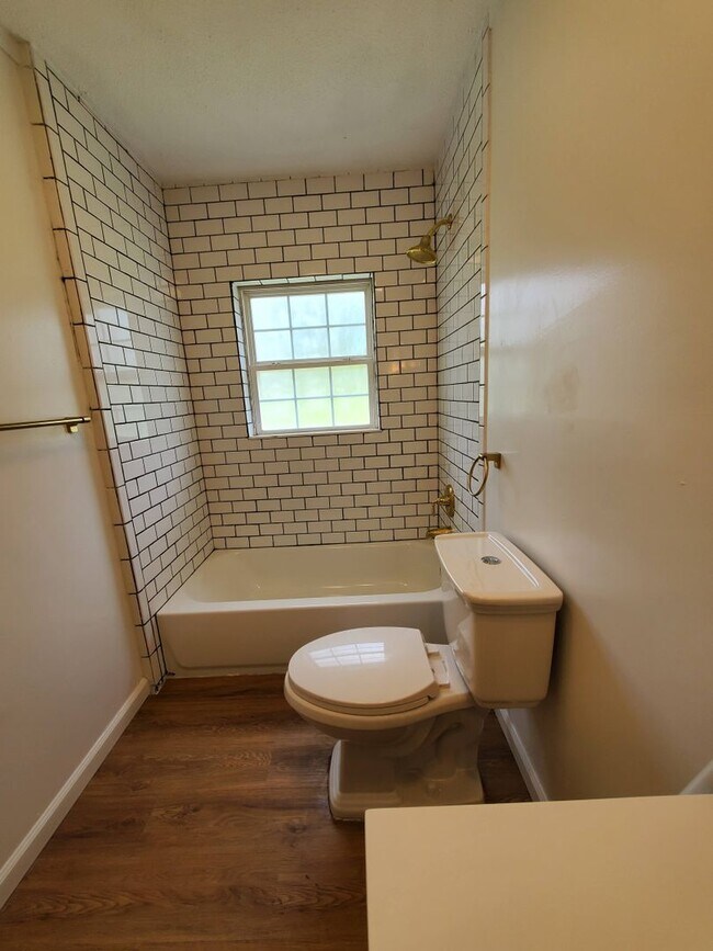 Building Photo - Spacious 4BR/2BA Home with Brick Exterior, Large Open Living Area, and Pet-Friendly in Valdosta, GA!