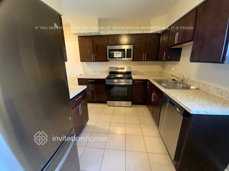 Building Photo - 906 E Sayles Dr