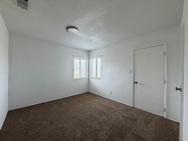 Building Photo - NEW LISTING!! 3 Bedroom 1.5 Bathroom House with Huge Yard, Central Heat & Air!