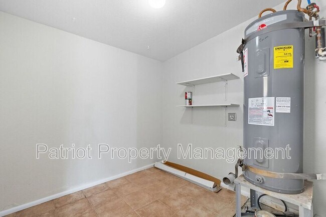 Building Photo - 815 W Westchester Ave