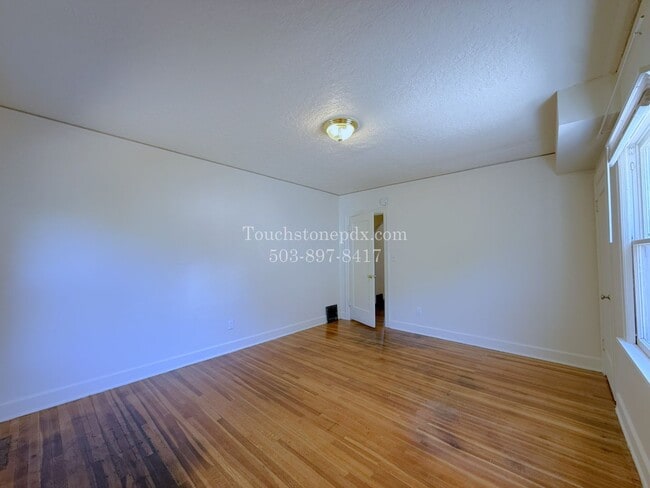 Building Photo - MOVE IN SPECIAL! ONE MONTH FREE! Timeless SE Portland 3 Bed Home w/Backyard, Hardwood Floors, & B...