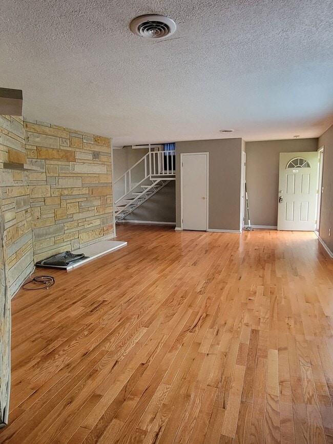 Building Photo - 4332 Wyandotte Dr