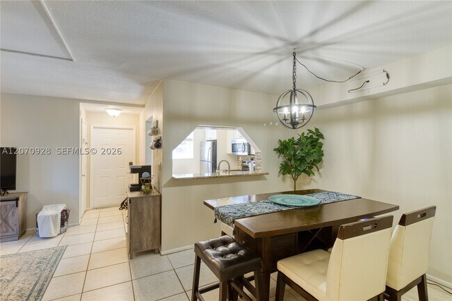 Building Photo - 3095 N Oakland Forest Dr