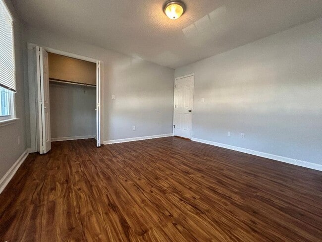 Building Photo - Spacious 3 bed Town Home!