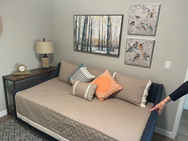Building Photo - Beautiful fully furnished townhouse on the...