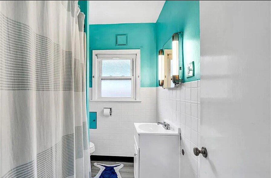2nd floor bath - 1850 Middle St