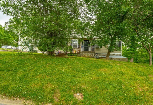 Building Photo - 321-325 Pine Ridge Road