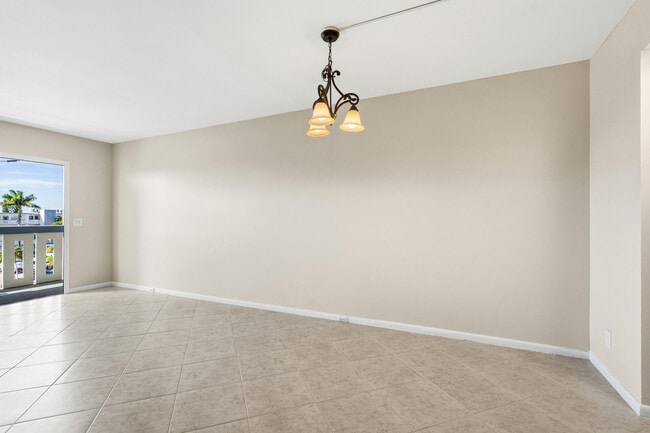 Building Photo - 4067 Yarmouth E