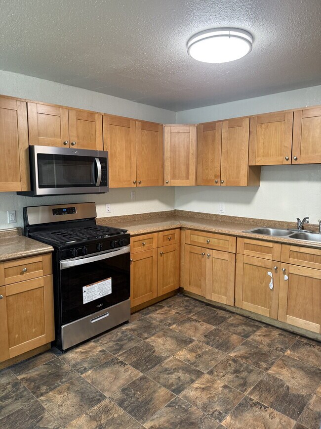 Building Photo - Charming 3-bedroom, 2-bathroom home located in the heart of Brentwood