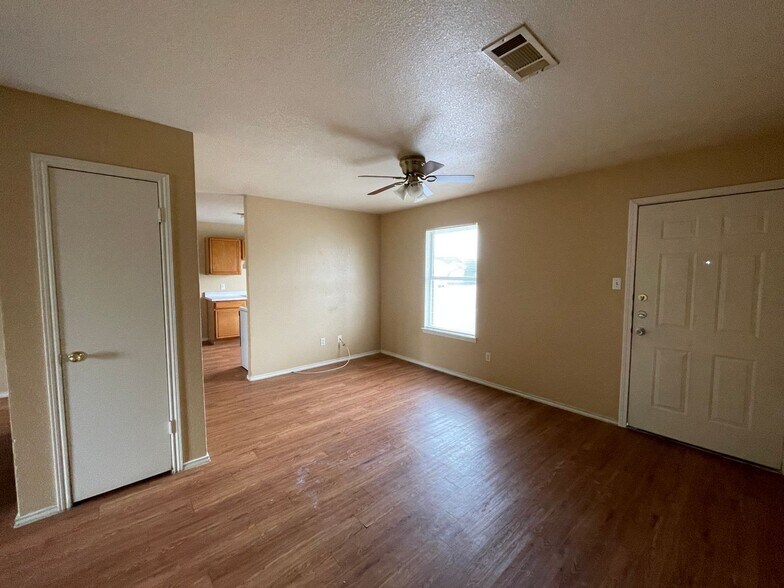 Building Photo - 1603 Cedarhill Dr