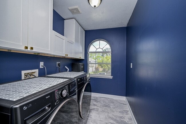 Building Photo - 2534 Halstead Dr