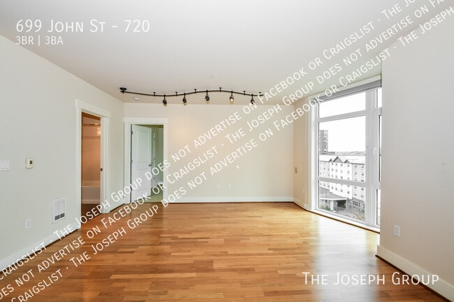 Building Photo - 699 John St