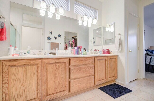 Building Photo - 15567 W Coral Pointe Dr