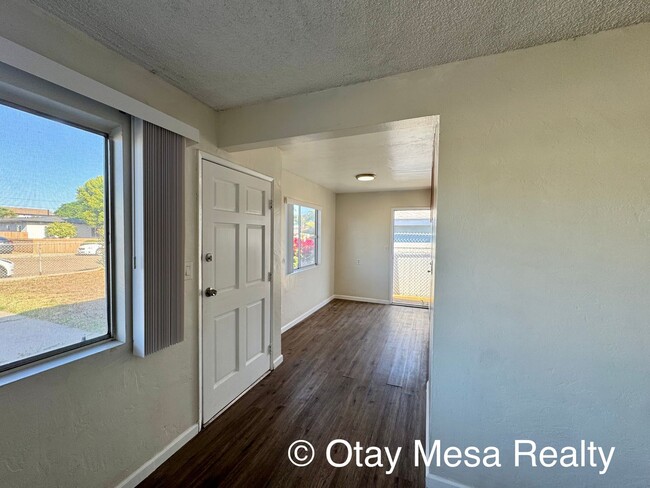 Building Photo - Charming 2-Bedroom Home with Expansive Out...