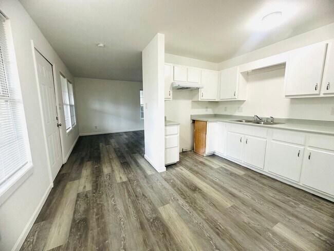Building Photo - 746 Edgemont Ave