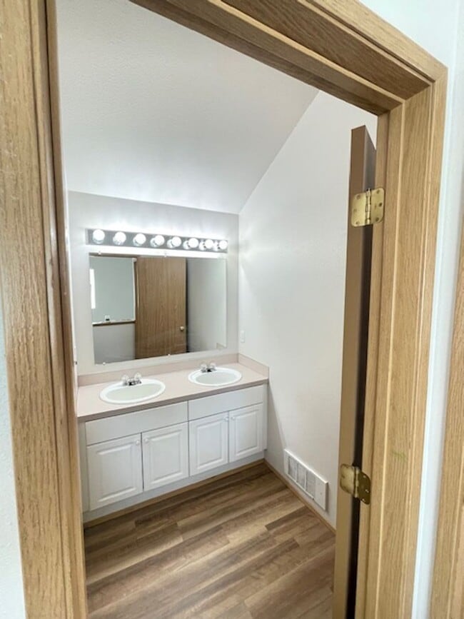 Building Photo - Charming and Spacious 3-Bedroom Townhome w...