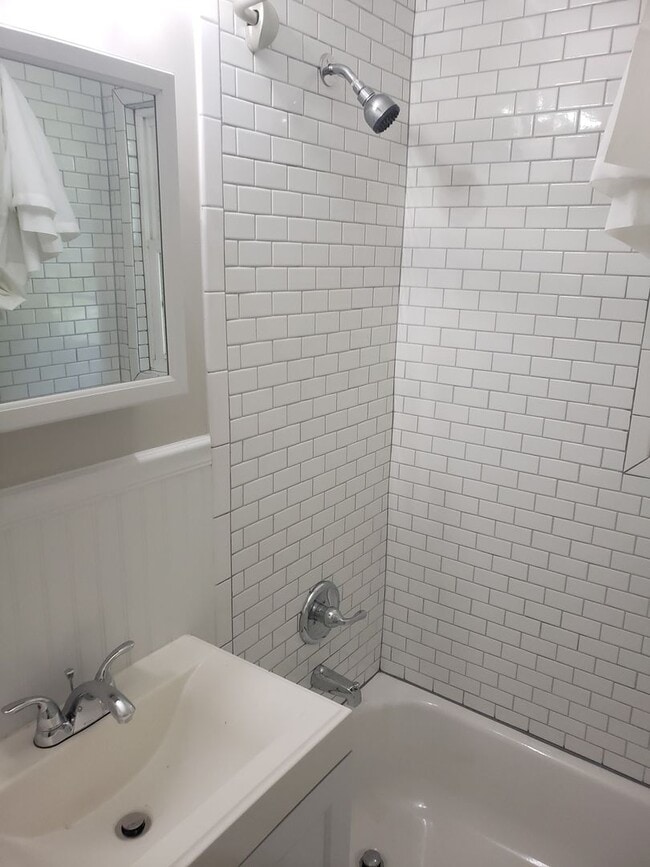 Building Photo - NEWLY RENOVATED 2 BEDROOM 1 BATH UNIT IN A...