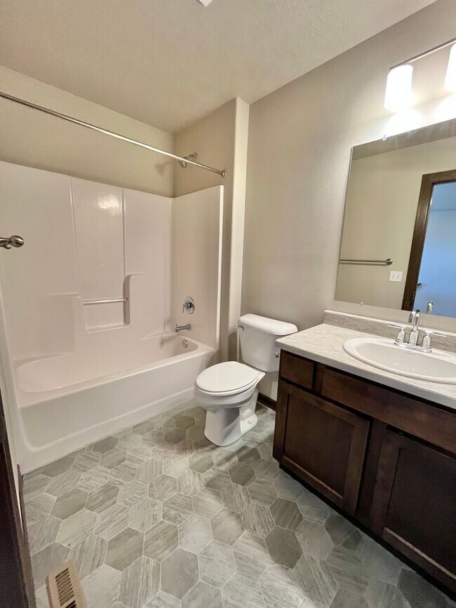 Building Photo - 3 Bed/2.5 Bath Townhome For Rent!