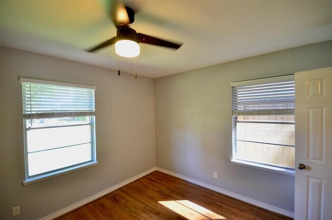 Building Photo - 6229 Tanager St