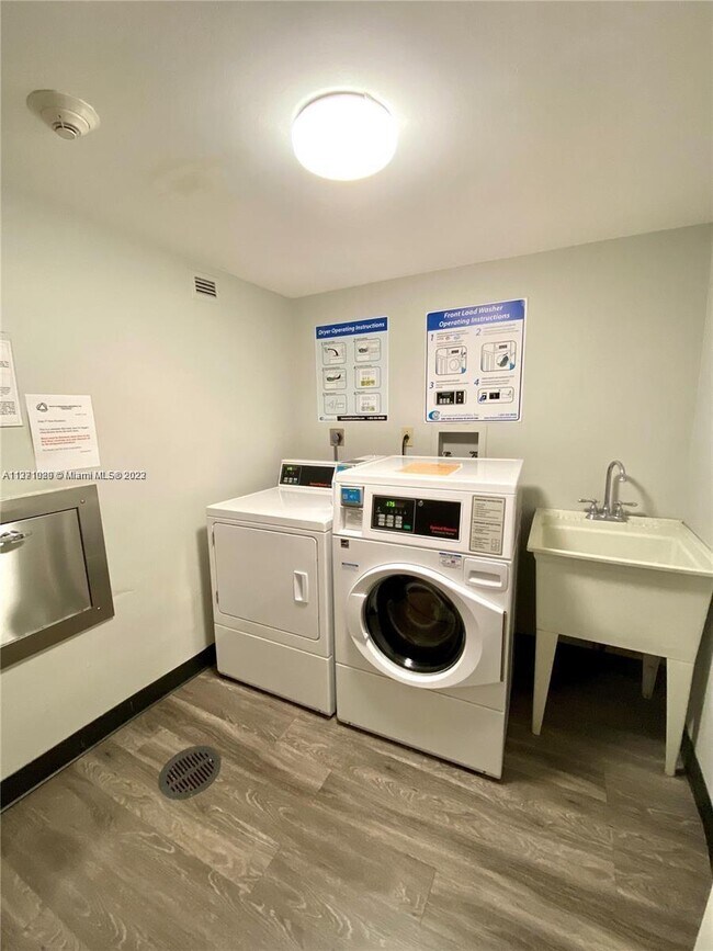 Building Photo - 3701 N Country Club Dr